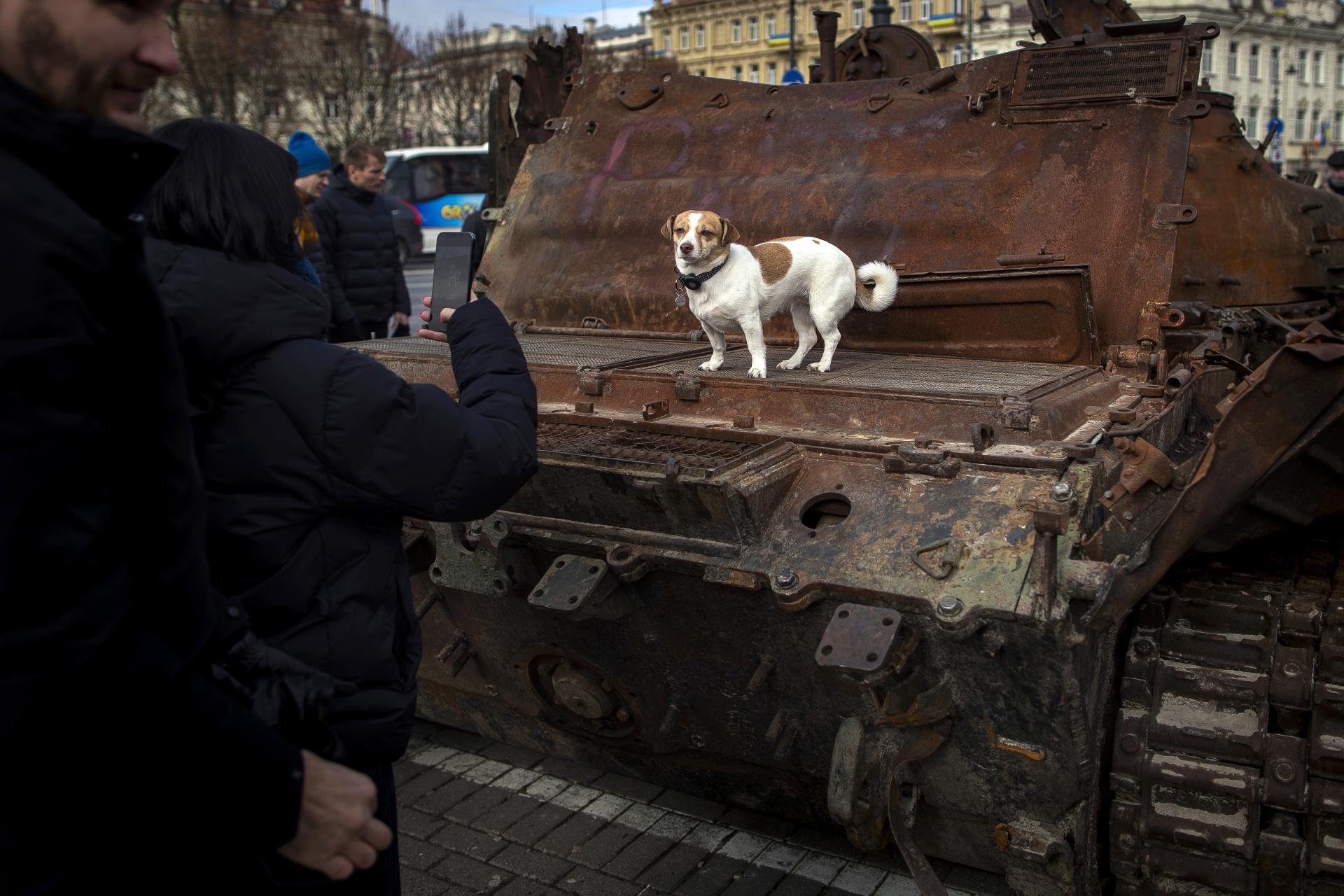V hlavných mestách baltských krajín umiestnili zničené ruské tanky z Ukrajiny, majú byť symbolom
