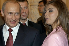 Ruský prezident Vladimir Putin a gymnastka Alina Kabajevová na bankete v Moskve. FOTO: TASR/AP