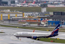 Lietadlo Boeing 737-8LJ ruskej spoločnosti Aeroloft. Americká firma Boeing uvádza, že od začiatku minulého roka neposkytuje firmám v Rusku žiadne súčiastky, údržbu ani technickú podporu. FOTO: Reuters