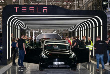 Analýza ukázala, že automobilka by mohla v nasledujúcich ôsmich rokoch vynaložiť 400 miliárd dolárov na výstavbu fabrík. FOTO: Reuters