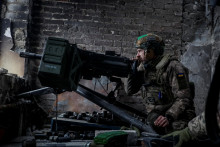Ukrajinský vojak s granátometom pri obrane Bachmutu. FOTO: Reuters
