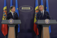 Rumunský premiér Nicolae Ciuca s moldavským premiérom. FOTO: Reuters