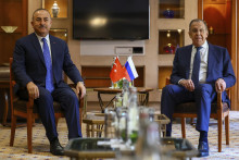 Ruský minister zahraničných vecí Sergej Lavrov (vpravo) a šéf tureckej diplomacie Mevlüt Čavušoglu. FOTO: TASR/AP