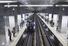 Cestujúci stoja na novootvorenej stanici Kunstevskaja, ktorá je súčasťou najdlhšej linky metra na svete, 70-kilometrovej Veľkej okružnej linky v Moskve. FOTO: TASR/AP