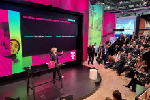 Deutsche Telekom na tlačovej konferencii o satelitnej komunikácii na MWC 2023 v Barcelone.