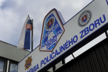 Na policajnej akadémii v Bratislave inštruktor postrelil študentku.