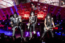 Americká hardrocková skupina Kiss v popredí zľava Gene Simmons, Tommy Thayer, Paul Stanley a Eric Singer (v pozadí) vystupujú v Cincinnati. FOTO: TASR/AP