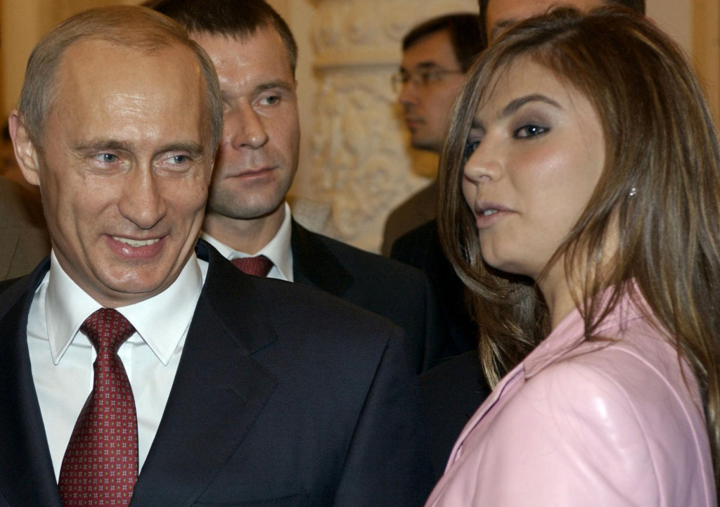 Ruský prezident Vladimir Putin a gymnastka Alina Kabajevová na bankete v Moskve. FOTO: TASR/AP