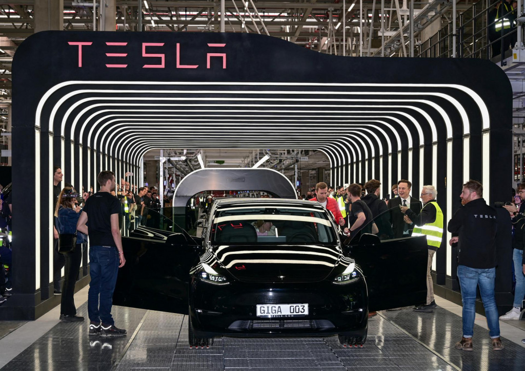 Analýza ukázala, že automobilka by mohla v nasledujúcich ôsmich rokoch vynaložiť 400 miliárd dolárov na výstavbu fabrík. FOTO: Reuters