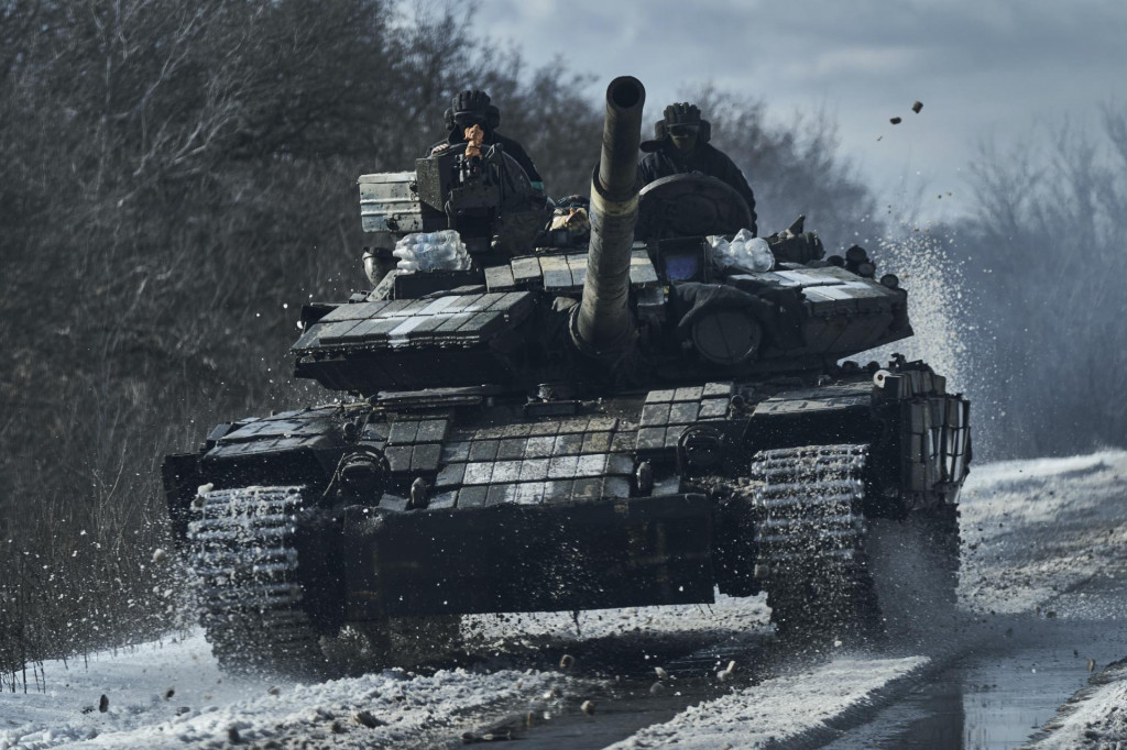 Ukrajinskí vojaci jazdia na tanku na frontovej línii v meste Bachmut. FOTO: TASR/AP
