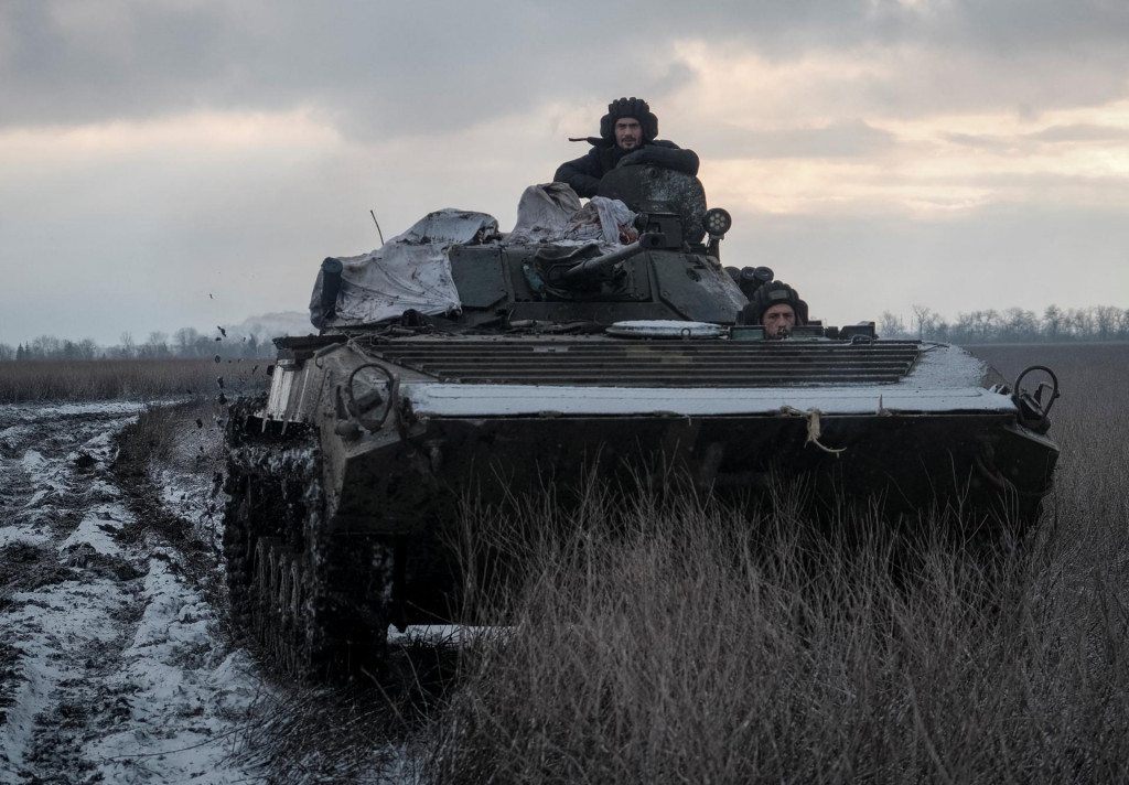 Ukrajinci jazdia na bojovom vozidle pechoty BMP-1. FOTO: Reuters