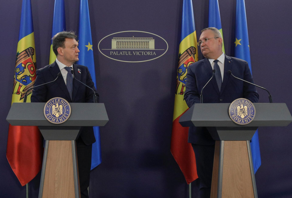 Rumunský premiér Nicolae Ciuca s moldavským premiérom. FOTO: Reuters