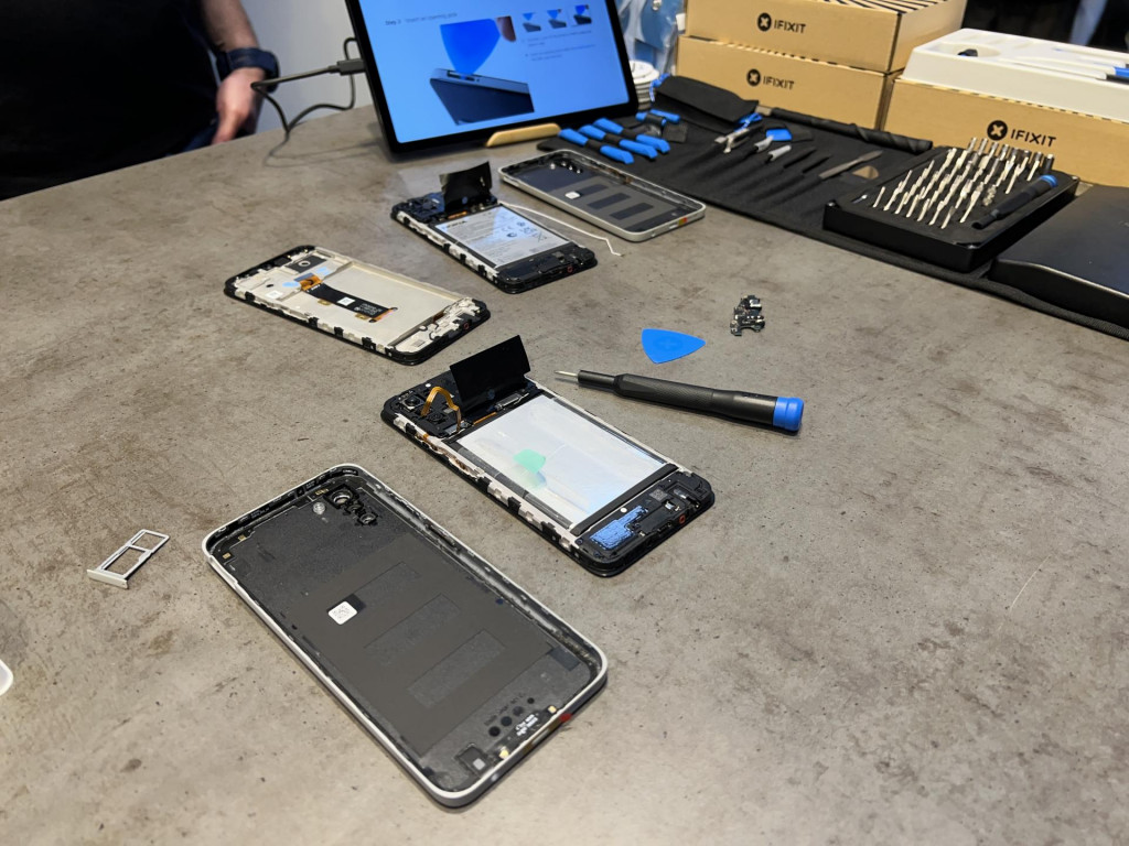 Nokia G22 a set na opravy od iFixit