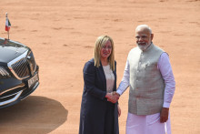 Talianska premiérka Giorgia Meloniová a indický premiér Naréndra Módí počas privítania po príchode do Indie v Naí Dillí. FOTO: TASR/AP