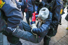 Gretu Thunberg musela polícia vyniesť preč z protestu.