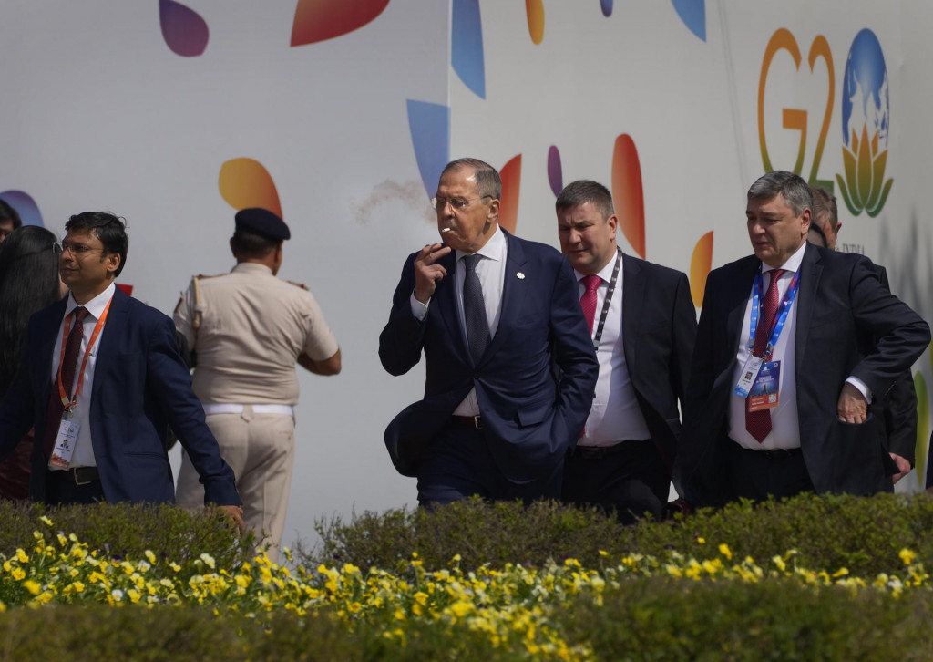 Ruský minister zahraničných vecí Sergej Lavrov fajčí počas príchodu na rokovania záverečného dňa stretnutia ministrov zahraničných vecí skupiny G20 v Naí Dillí v Indii. FOTO: TASR/AP