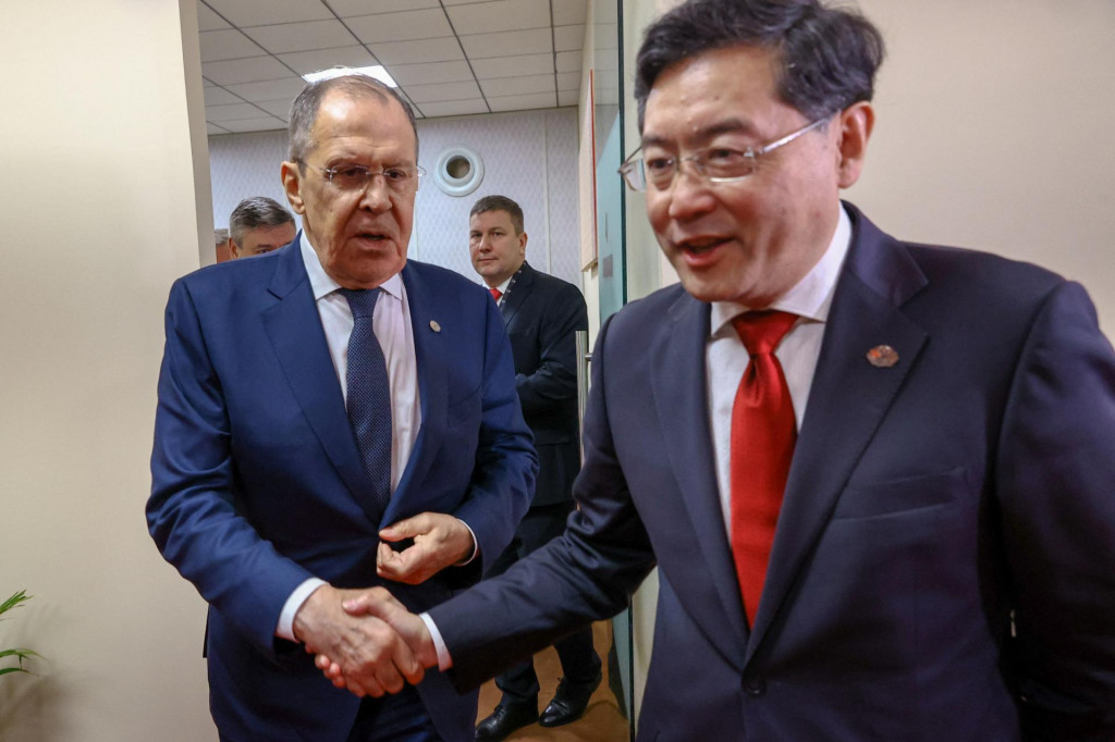 Ruský minister zahraničných vecí Sergej Lavrov sa stretol s čínskym ministrom zahraničných vecí Qin Gangom. FOTO: Reuters/Ministerstvo zahraničných vecí Ruskej federácie