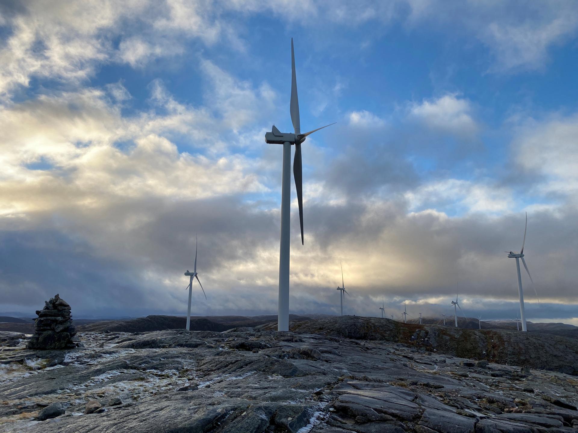 Nórska vláda sa ospravedlnila sámskym pastierom za nelegálne veterné turbíny, ktoré rušia ich zvieratá