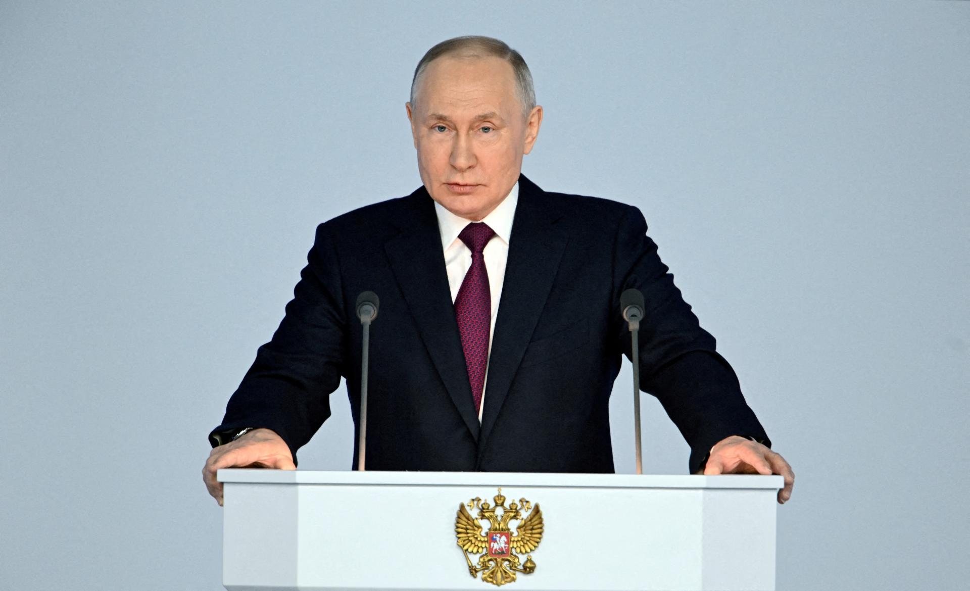 Ruského politika, ktorý počúval Putinov prejav s cestovinami na ušiach, čaká súd