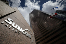 Logo Suncor Energy na ich ústredí v Calgary. FOTO: Reuters