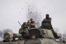 Ukrajinskí vojaci v Bachmute. FOTO: REUTERS