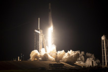 Štart rakety SpaceX Falcon 9 s posádkovou kapsulou Endeavour, ktorá nesie na Medzinárodnú vesmírnu stanicu ISS štyroch astronautov. FOTO: TASR/AP