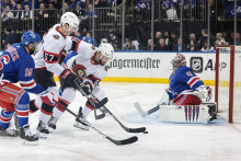 Derick Brassard z Ottawa Senators strelil v tretej tretine gól cez obranu brankára New York Rangers Jaroslava Haláka. FOTO: Reuters/USA TODAY Sports/Vincent Carchietta