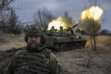 Samohybné delostrelecké vozidlo strieľa na frontovej línii v Doneckej oblasti na Ukrajine. FOTO: TASR/AP
