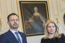 Prezidentka Zuzana Čaputová odovzdala poverenie dočasnému premiérovi Eduardovi Hegerovi  k vedeniu Ministerstva zdravotníctva. FOTO: TASR/Martin Baumann