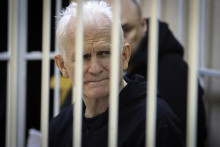 Bieloruský aktivista Ales Biaľacki počas súdu v Minsku. Aktivistu a nositeľa Nobelovej ceny mieru Alesa Biaľackého odsúdil bieloruský súd na desať rokov väzenia. FOTO: TASR/AP