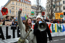 Aktivistka z Piatkov pre budúcnosť Luisa Neubauerová skanduje cez megafón heslá počas globálneho klimatického štrajku hnutia v Berlíne. FOTO: Reuters