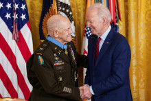 Americký prezident Joe Biden blahoželá držiteľovi Medaily cti, plukovníkovi vo výslužbe, Paris Davisovi. FOTO: Reuters