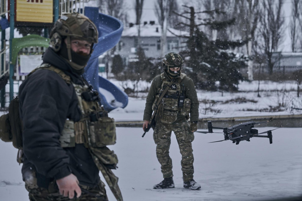 Ukrajinskí vojaci kontrolujú situáciu pomocou drona na frontovej línii počas bojov v meste Bachmut. FOTO: TASR/AP