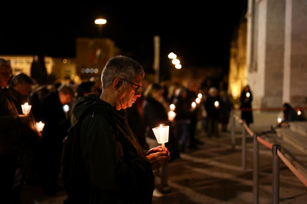 Ľudia sa zúčastňujú na vigílii na podporu 4 815 detí, ktoré boli sexuálne zneužité členmi portugalskej katolíckej cirkvi. FOTO: Reuters