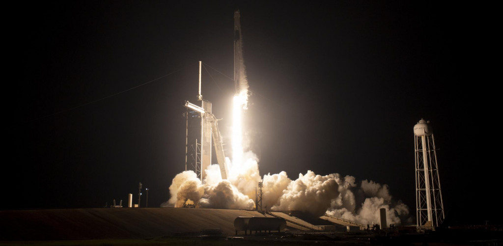 Štart rakety SpaceX Falcon 9 s posádkovou kapsulou Endeavour, ktorá nesie na Medzinárodnú vesmírnu stanicu ISS štyroch astronautov. FOTO: TASR/AP