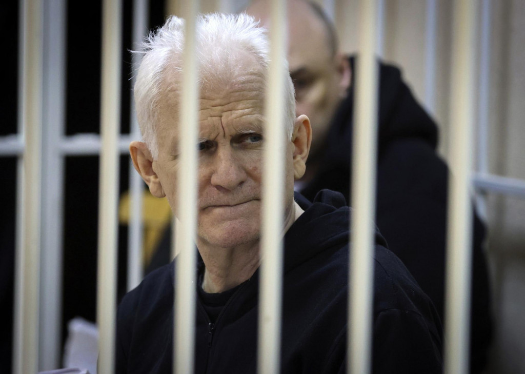 Bieloruský aktivista Ales Biaľacki počas súdu v Minsku. Aktivistu a nositeľa Nobelovej ceny mieru Alesa Biaľackého odsúdil bieloruský súd na desať rokov väzenia. FOTO: TASR/AP