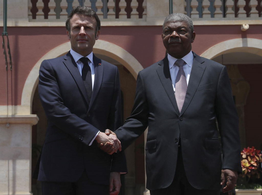 Francúzsky prezident Emmanuel Macron a angolský prezident Joao Lourenco počas stretnutia v Luande v Angole. FOTO: TASR/AP