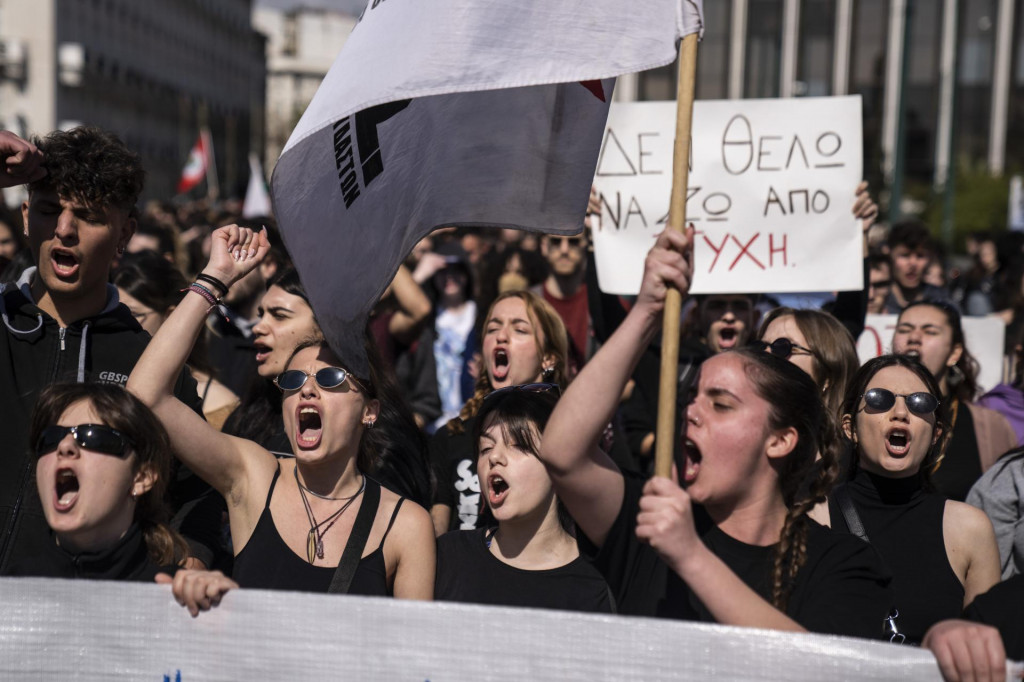 Univerzitní študenti skandujú počas protestného zhromaždenia pred sídlom železničnej spoločnosti Hellenic Train v Aténach. FOTO: TASR/AP