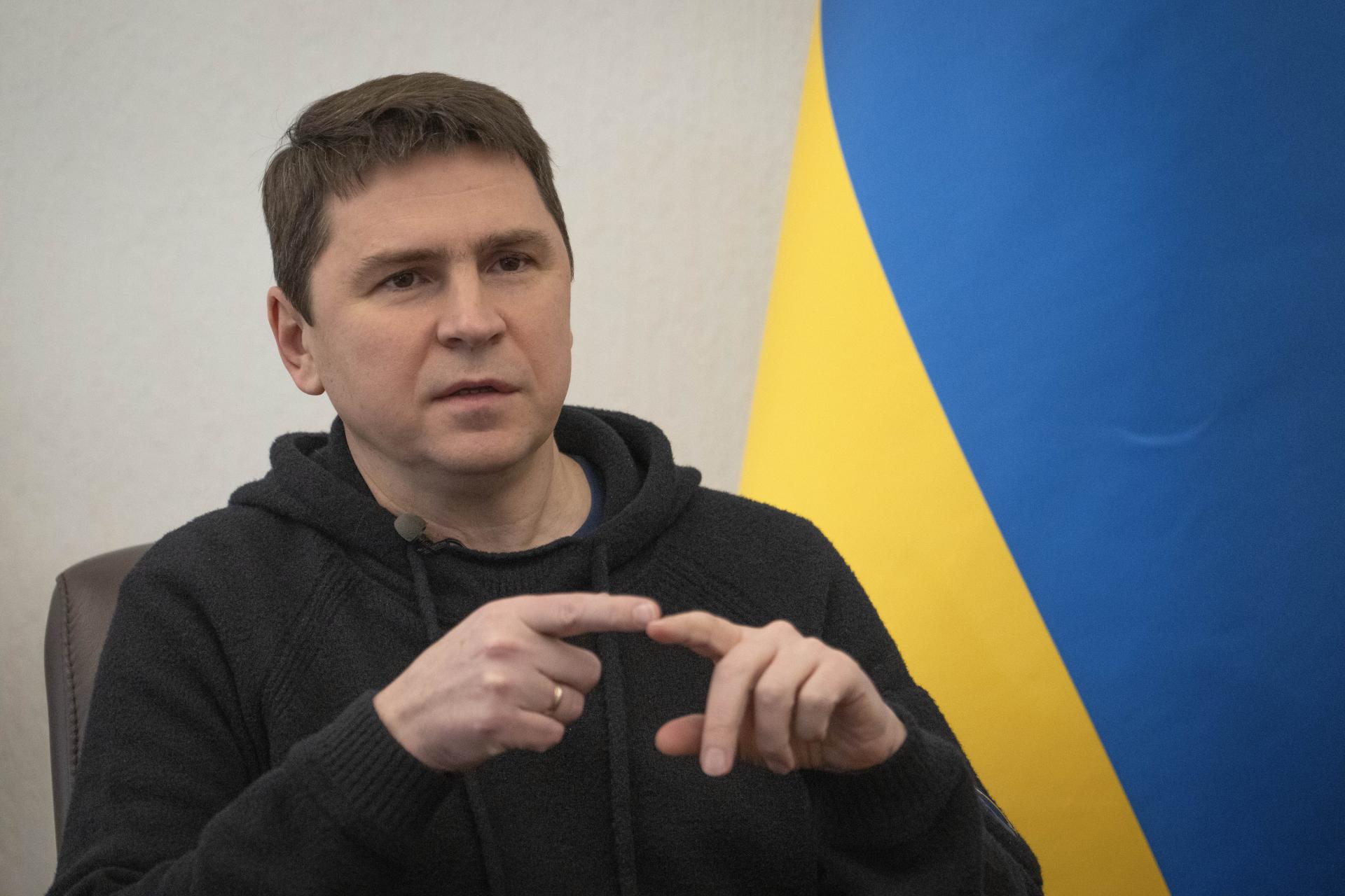 Bachmut je stále v rukách ukrajinskej armády, tvrdí Podoľak