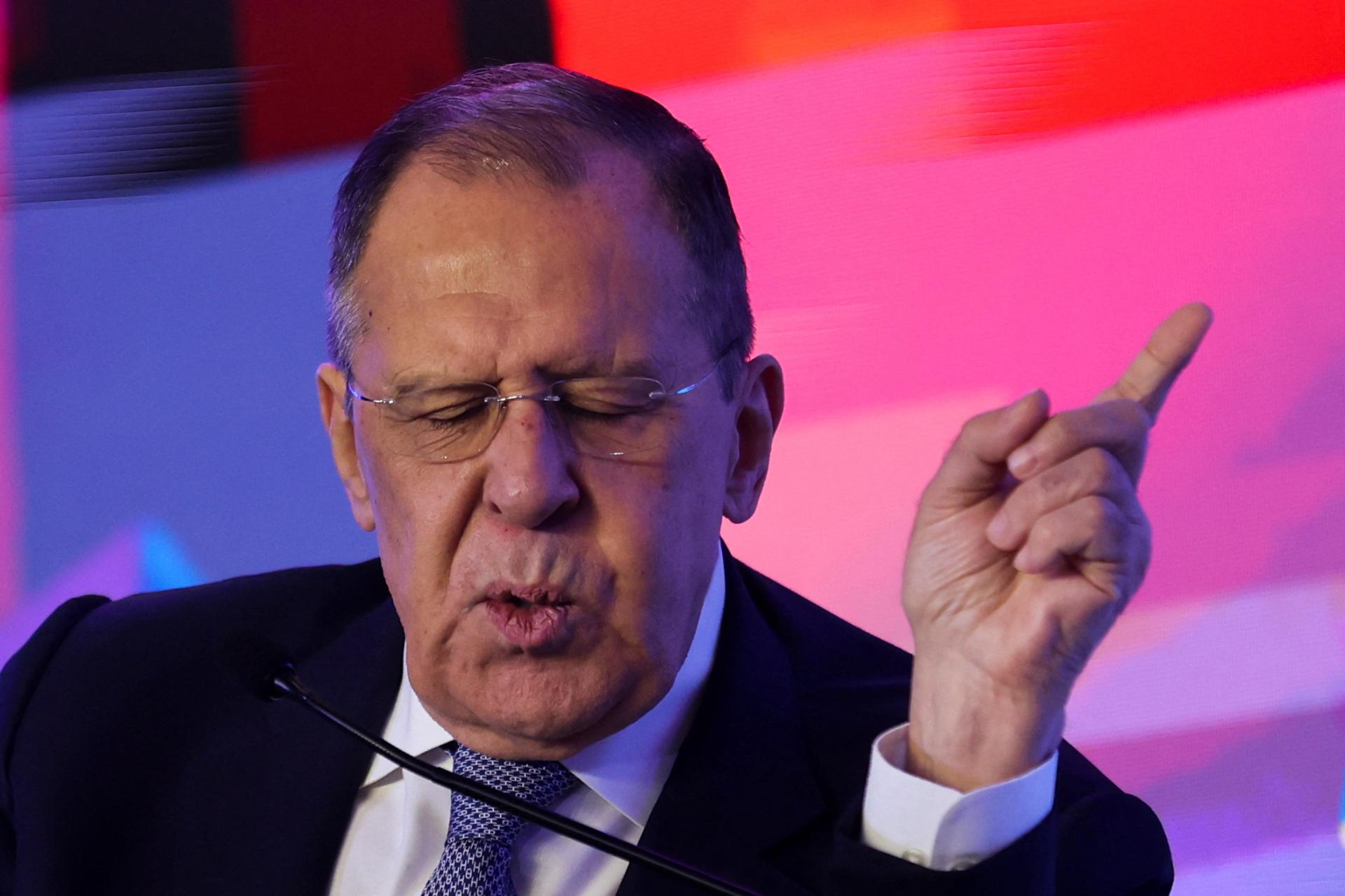Lavrov vyhlásil, že Rusko je vo vojne s Ukrajinou obeťou. Od publika si vyslúžil posmech