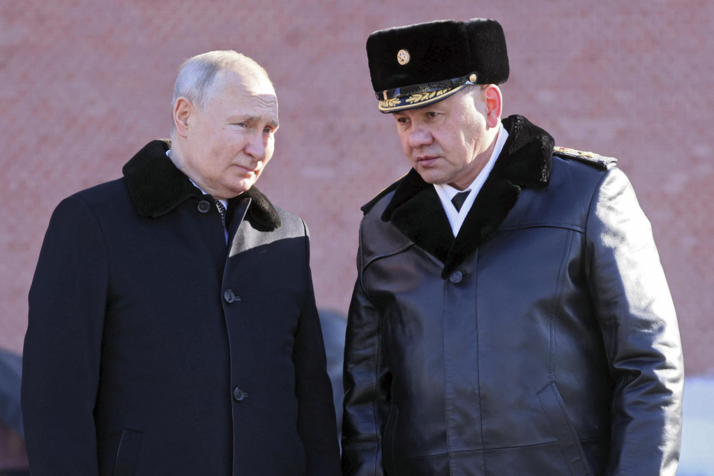 Ruský prezident Vladimir Putin (vľavo) a ruský minister obrany Sergej Šojgu.FOTO TASR/AP
