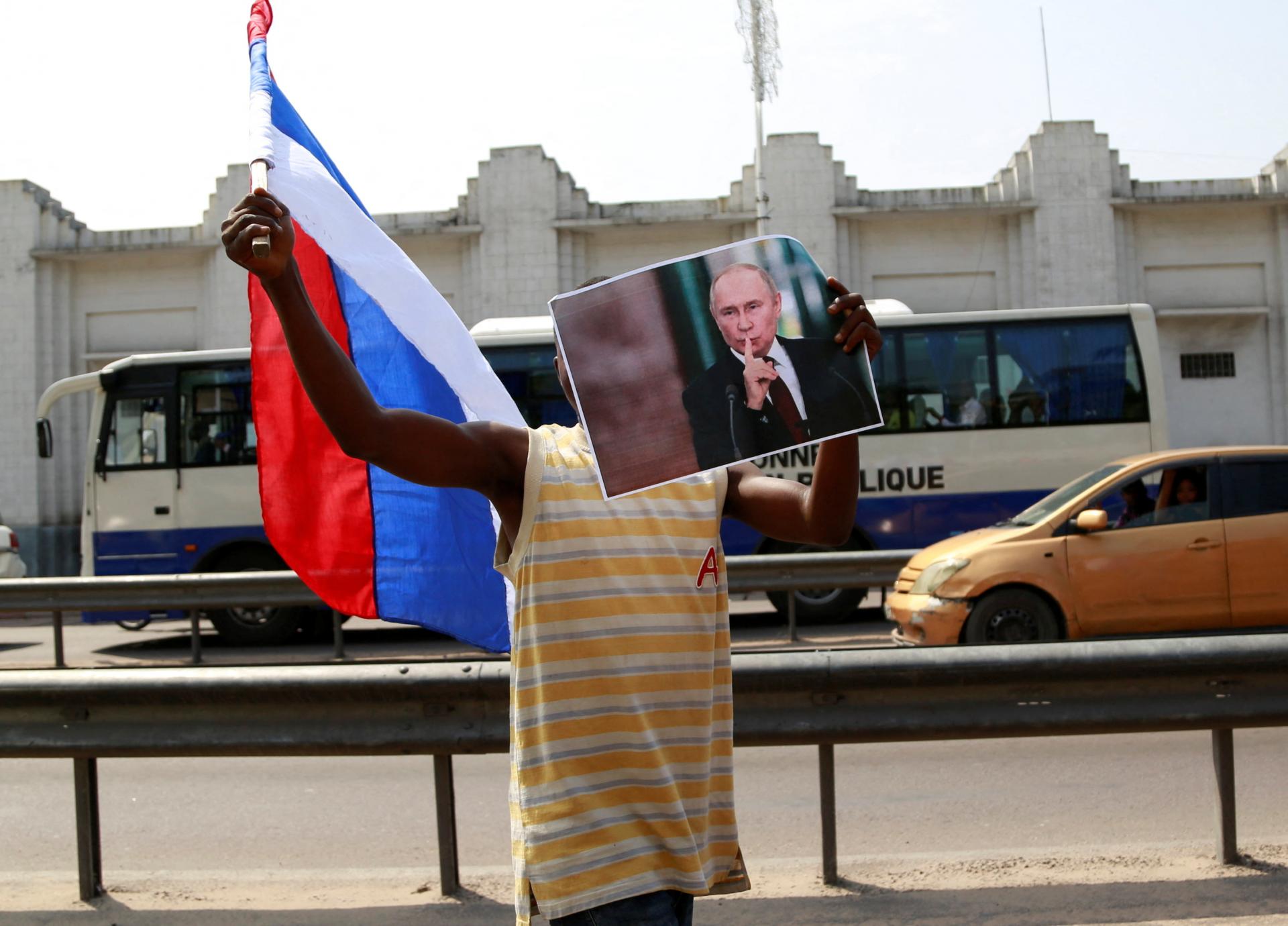 Macron s’est rendu au Congo, les manifestants l’ont accueilli avec des drapeaux russes