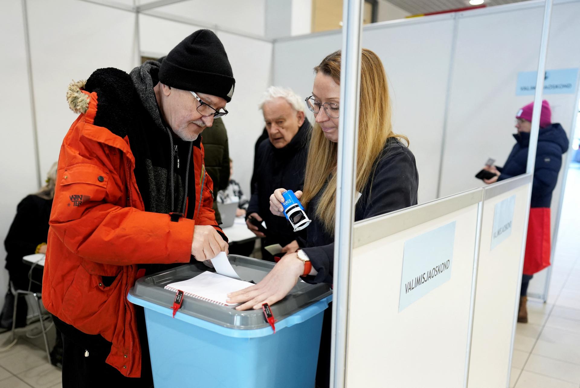 Estónske voľby podľa predbežných výsledkov vyhrá strana premiérky Kallasovej. Krajina zostane proukrajinská