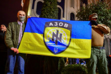 Vlajka ukrajinského pluku Azov. FOTO: Reuters