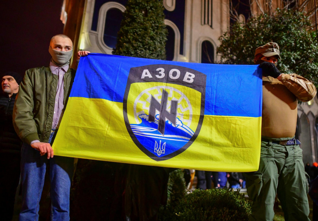 Vlajka ukrajinského pluku Azov. FOTO: Reuters