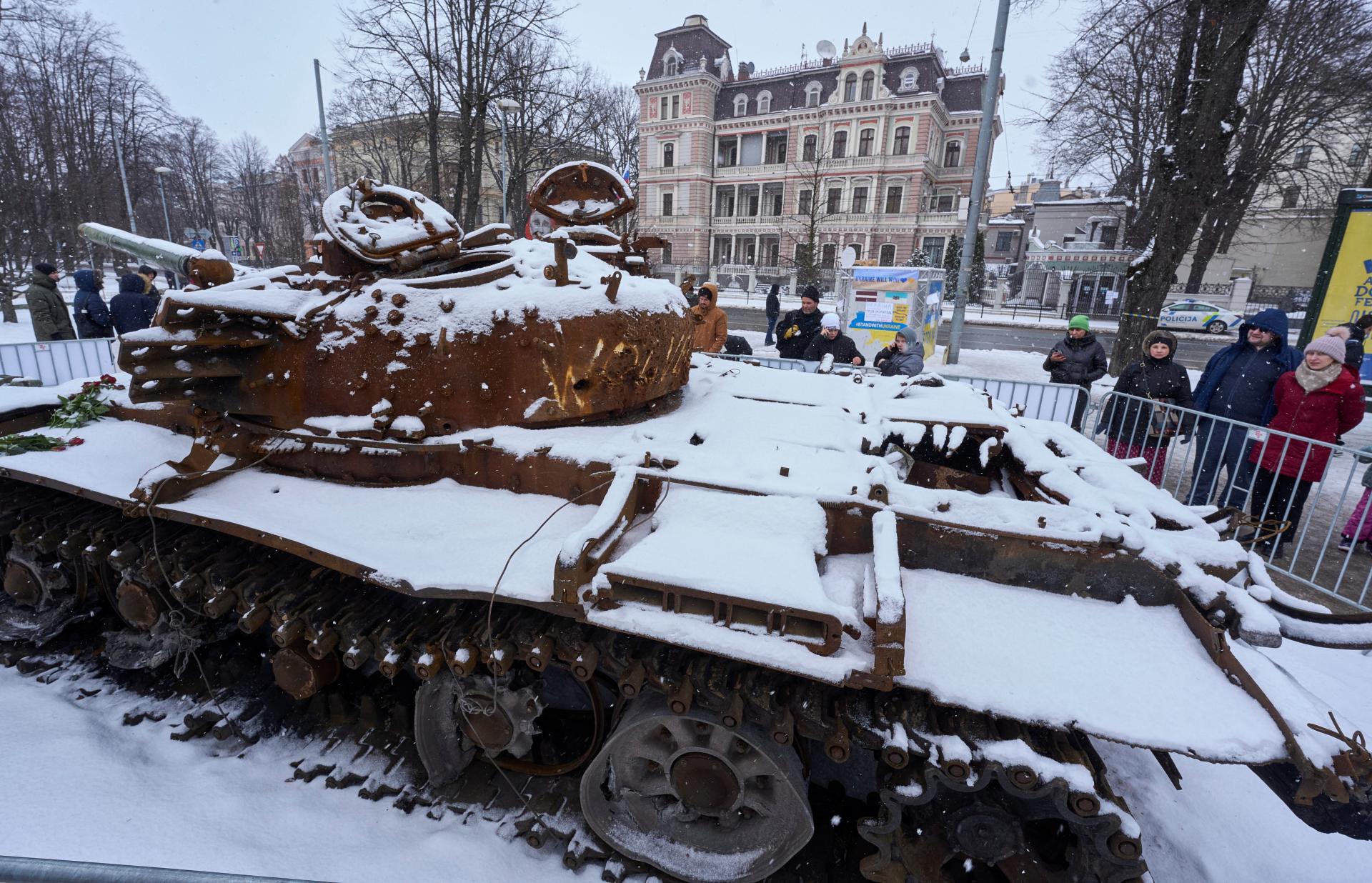 Rusko nahrádza zničenú techniku 60-ročnými tankmi, všíma si britský rezort obrany