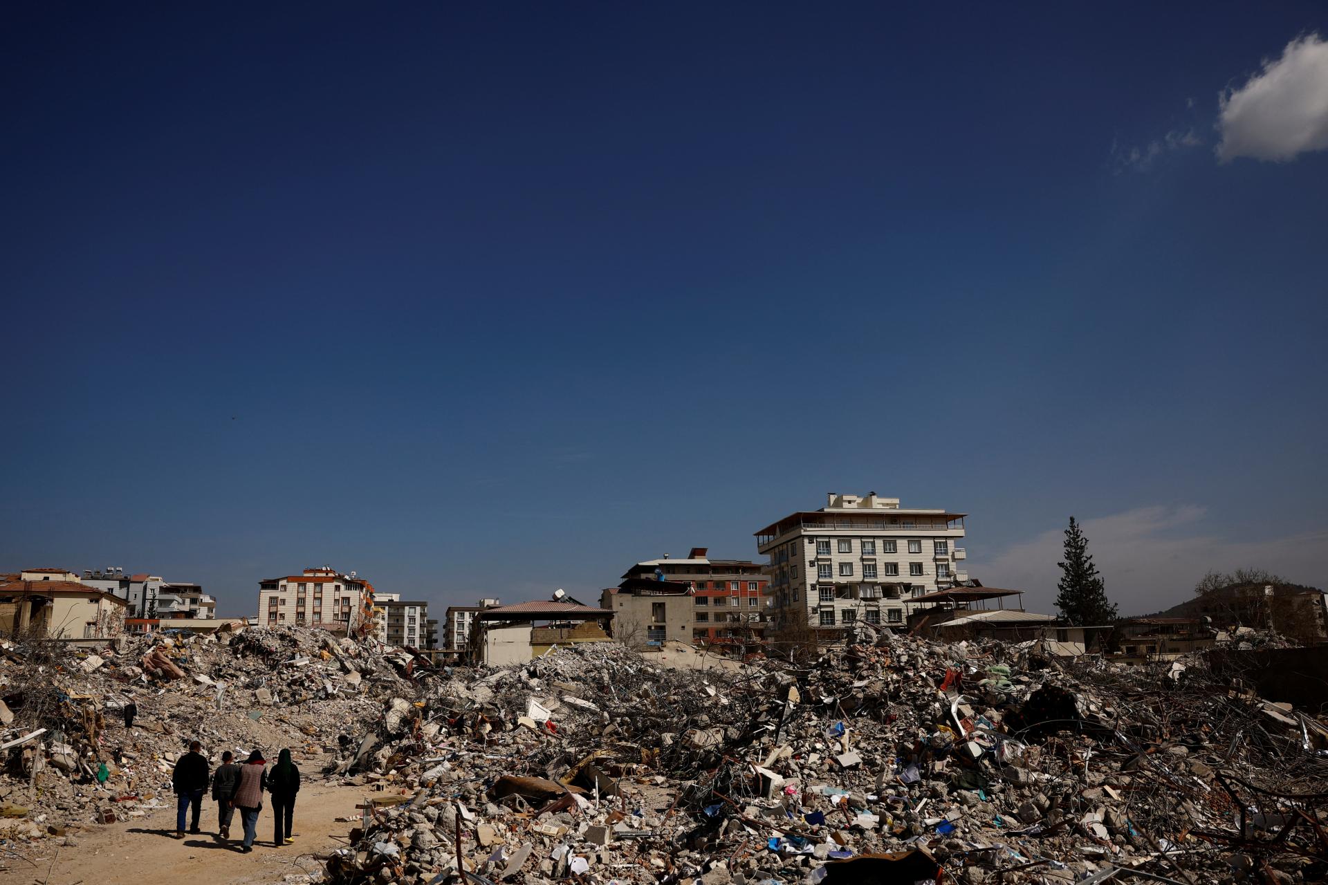 Počet obetí mesiac po zemetrasení v Turecku dosiahol 46-tisíc. Pre nedodržanie predpisov zatkli 247 ľudí