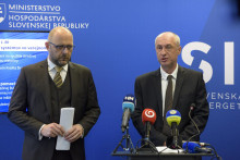Na snímke zľava generálny riaditeľ Slovenskej inovačnej a energetickej agentúry Stanislav Jurikovič a dočasne poverený minister hospodárstva Karel Hirman.

FOTO: TASR/P. Zachar