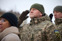 Generál Valerij Zalužnyj sa medzi Ukrajincami teší čoraz väčšej obľube a niektorí ho už považujú za ďalšieho prezidentského kandidáta. FOTO: REUTERS