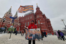 Priaznivec ruského prezidenta Vladimira Putina pri príležitosti prvého výročia začiatku ruskej invázie na Ukrajinu. FOTO: Reuters